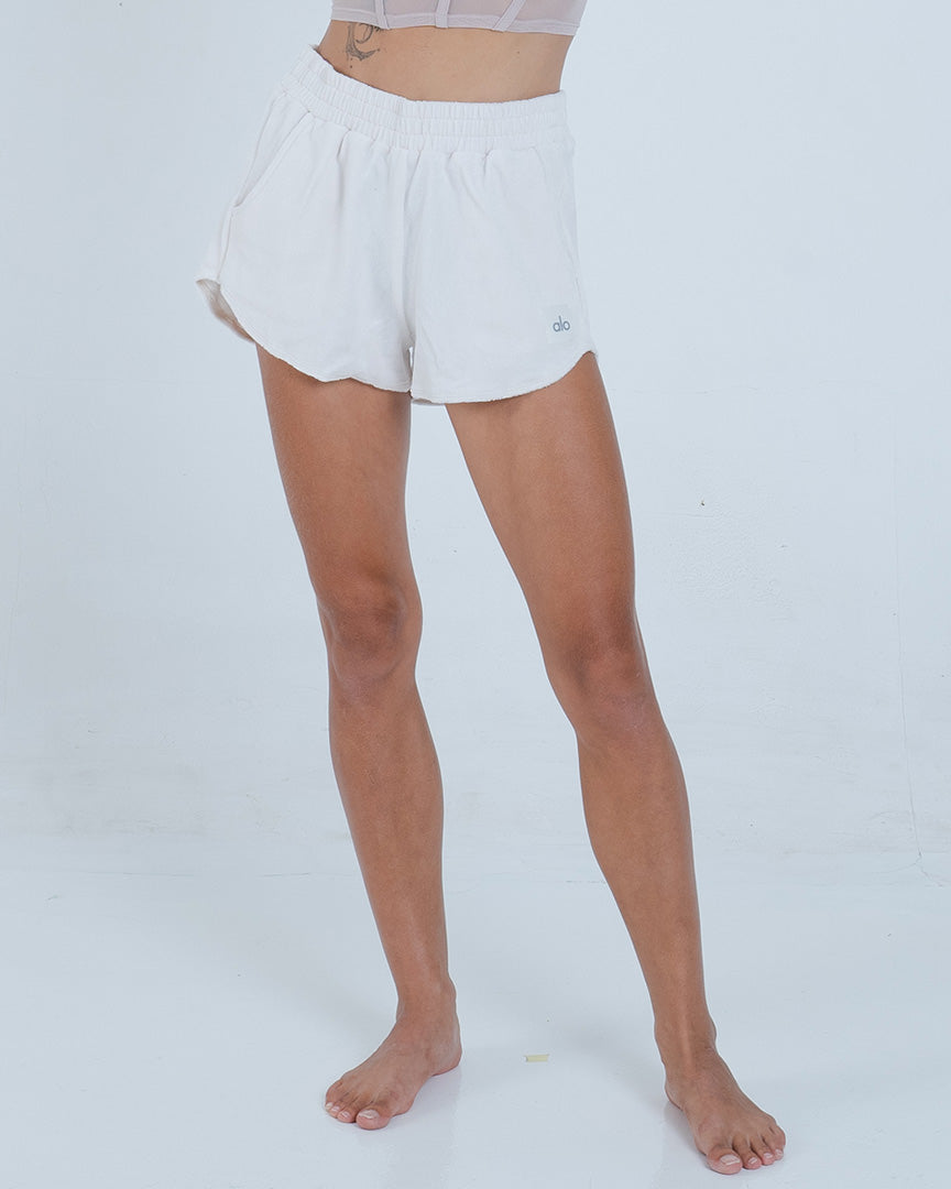 High-rise shorts in white - Alo Yoga