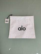 Load image into Gallery viewer, Alo Yoga Keep It Dry Fitness Zip Pouch - White
