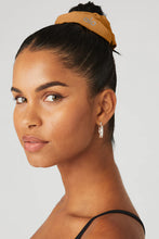 Load image into Gallery viewer, Alo Yoga Oversized Scrunchie - Toffee
