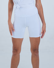 Load image into Gallery viewer, Alo Yoga XS 7&#39;&#39; High-Waist Biker Short - White
