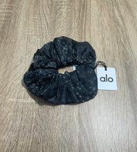 Load image into Gallery viewer, Alo Yoga Bandana Oversized Scrunchie - Black

