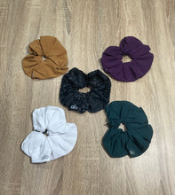 Load image into Gallery viewer, Alo Yoga Oversized Scrunchie - Toffee
