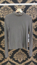 Load and play video in Gallery viewer, Alo Yoga XS Embrace Long Sleeve - Olive Branch
