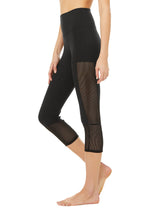Load image into Gallery viewer, Alo Yoga XS Off The Grid Capri - Black
