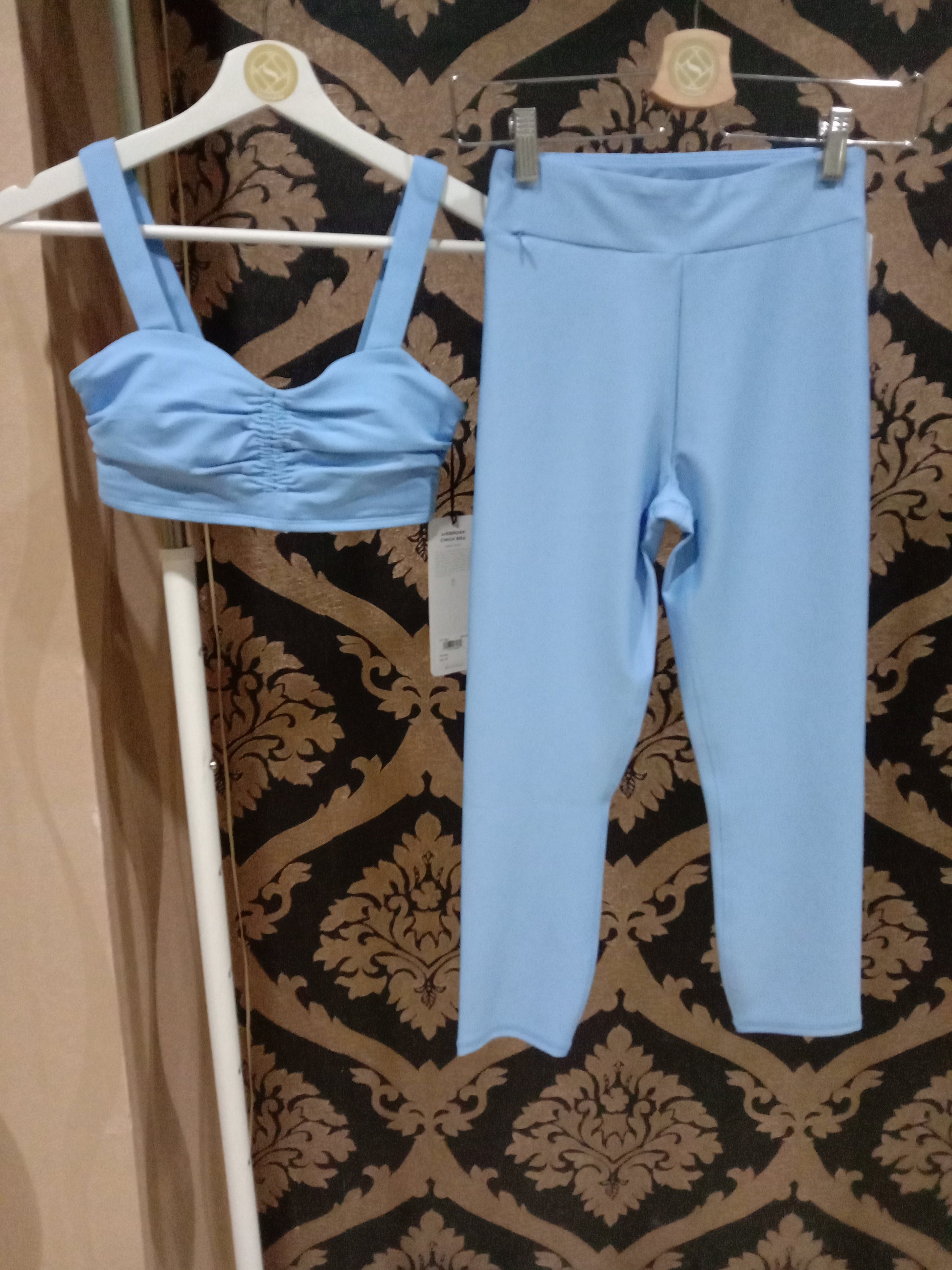 Alo Yoga Women's Airlift High Waist Conceal Zip Capri, Tile Blue, Medium :  : Clothing, Shoes & Accessories