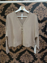 Load image into Gallery viewer, Alo Yoga XS Alolux Soho Crop Henley - Gravel
