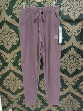 Load image into Gallery viewer, Alo Yoga XS Muse Sweatpant - Woodrose
