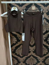 Load image into Gallery viewer, Alo Yoga SMALL Airlift High-Waist Conceal-Zip Capri - Espresso
