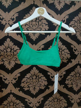 Load image into Gallery viewer, Alo Yoga XS Ribbed Manifest Bra - Green Emerald
