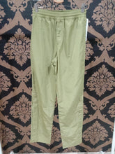 Load image into Gallery viewer, Alo Yoga XXS Legend Snap Pant - Wasabi
