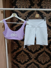 Load image into Gallery viewer, Alo Yoga SMALL 7&#39;&#39; High-Waist Biker Short - White
