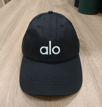 Load image into Gallery viewer, Alo Yoga Off-Duty Cap - Black/White
