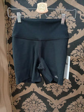 Load image into Gallery viewer, Alo Yoga SMALL 5&#39;&#39; Airlift Energy Short - Black
