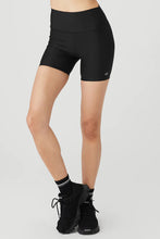 Load image into Gallery viewer, Alo Yoga XXS 5&#39;&#39; Airlift Energy Short - Black
