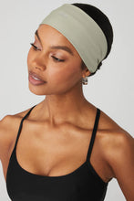 Load image into Gallery viewer, Alo Yoga Airlift Headband - Limestone
