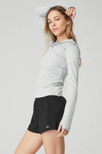 Load image into Gallery viewer, Alo Yoga SMALL Alosoft Hooded Runner Long Sleeve - Athletic Heather Grey

