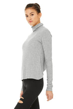 Load image into Gallery viewer, Alo Yoga SMALL Embrace Long Sleeve - Dove Grey Heather
