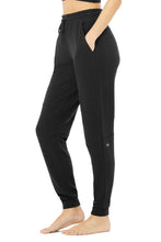 Load image into Gallery viewer, Alo Yoga SMALL Micro Waffle Fireside Sweatpant - Black
