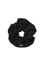 Load image into Gallery viewer, Alo Yoga Oversized Scrunchie - Black
