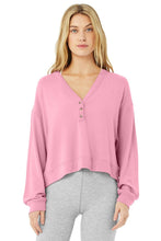 Load image into Gallery viewer, Alo Yoga XS Alolux Soho Crop Henley - Parisian Pink
