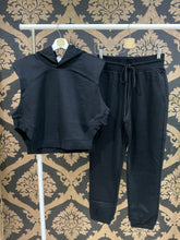 Load image into Gallery viewer, Alo Yoga XS 7/8 Easy Sweatpant - Black
