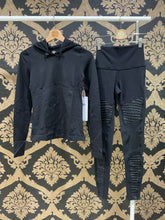 Load image into Gallery viewer, Alo Yoga MEDIUM Alosoft Hooded Runner Long Sleeve - Black

