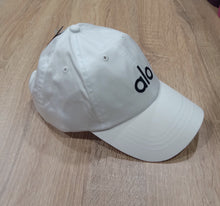 Load image into Gallery viewer, Alo Yoga Perfomance Off-Duty Cap - White/Black
