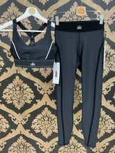 Load image into Gallery viewer, Alo Yoga XXS Airlift High-Waist 7/8 Line Up Legging - Black
