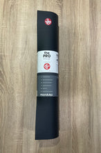 Load image into Gallery viewer, Manduka Pro 71&quot; Yoga Mat 6mm - Black
