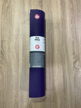 Load image into Gallery viewer, Manduka Pro 71&quot; Yoga Mat 6mm - Black Magic (Purple)
