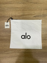 Load image into Gallery viewer, Alo Yoga Keep It Dry Fitness Zip Pouch - White
