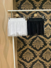 Load image into Gallery viewer, Alo Yoga XS Mesh Flirty Tennis Skirt - Black
