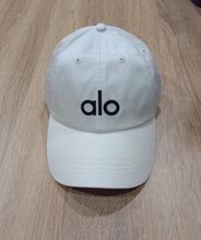 Load image into Gallery viewer, Alo Yoga Perfomance Off-Duty Cap - White/Black

