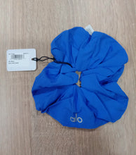 Load image into Gallery viewer, Alo Yoga Oversized Scrunchie - Alo Blue
